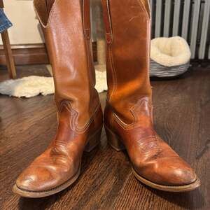 VINTAGE Unbranded Brown/Tan Leather Boots w/ Contrast Stitching 9.5M/11.5W
